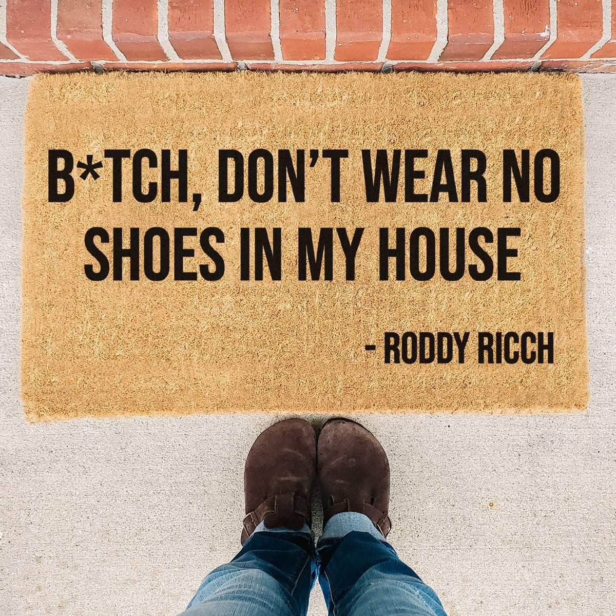 Bold b*tch don't wear no shoes in my house - Roddy Ricch Mat